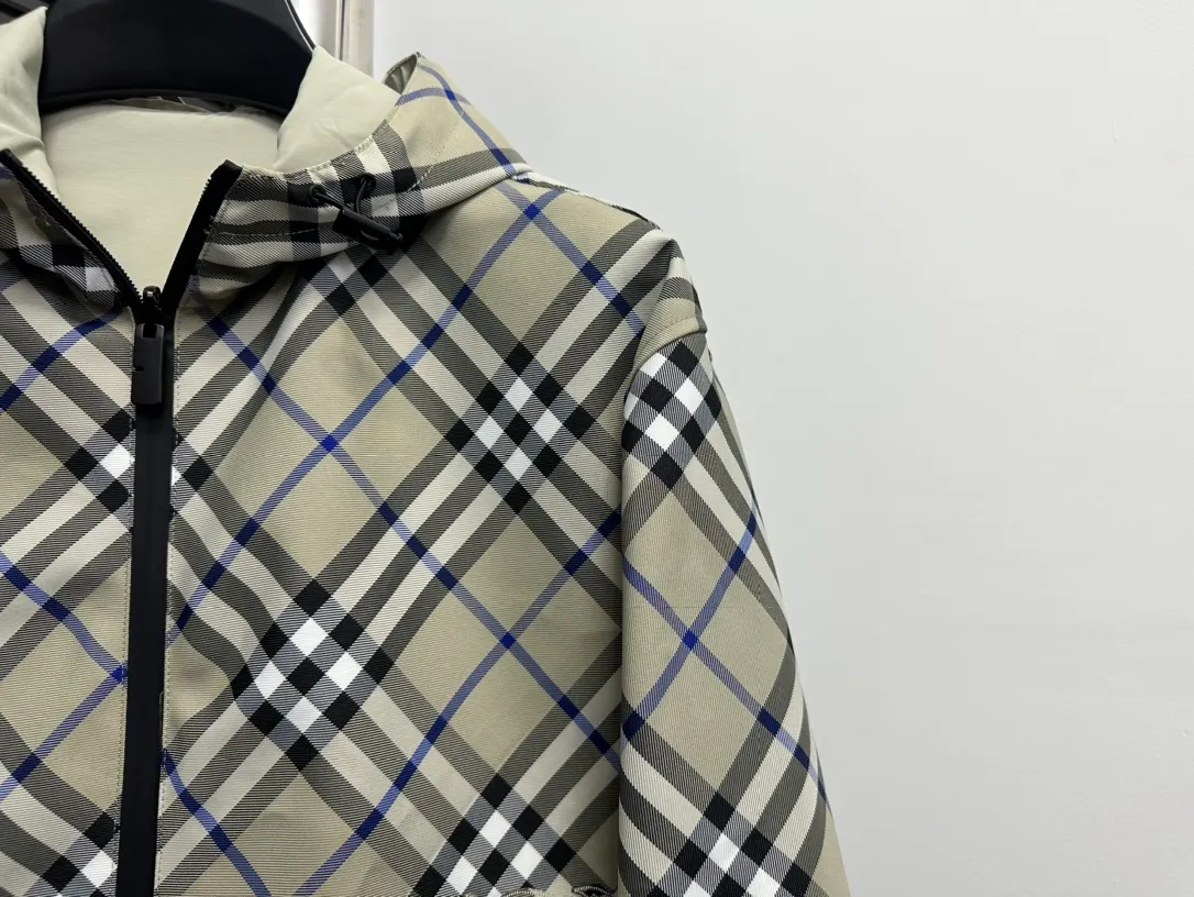 【Burberry】BBR 、 、 、 ， Breathable 、 ； Wear-Resistant . 。 、 ， ， 、 。 、 ， ： ， Classic ， ➕ ， “ ” ， ， 。 Size：S M L XL